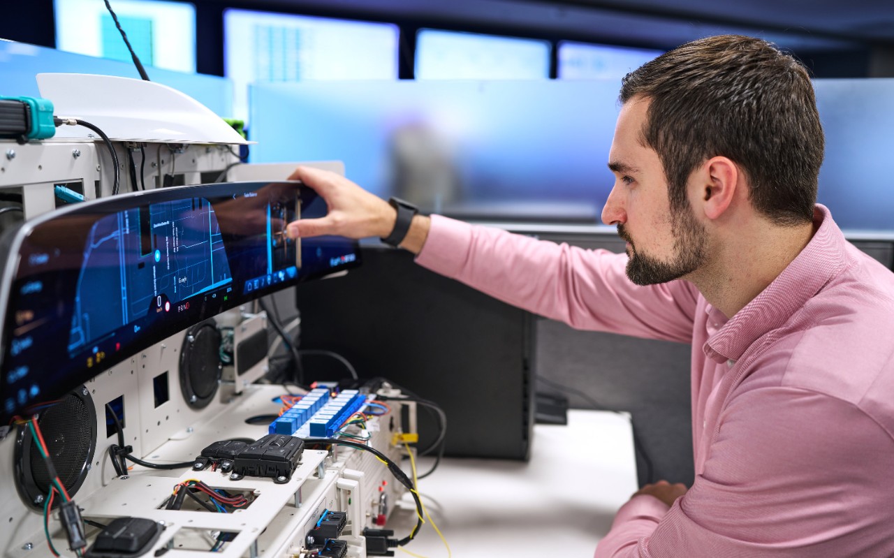 Engenheiro da General Motors no Laboratório de Software localizado no Centro Tecnológico de Warren, Michigan